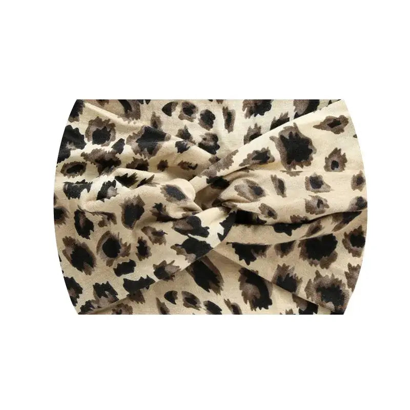 Beige leopard print 18CM stretch printed headband with soft fabric. Ideal for sports and fashion-forward looks.